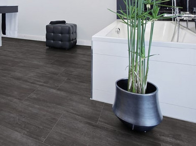 Hochwertiges dunkles Vinyl wurde im Badezimmer verlegt.