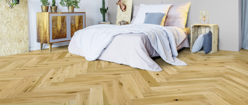Schlafzimmer mit hellem Fischgrätparkett aus Eiche